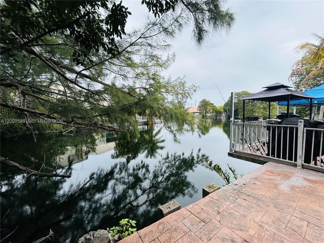 1589 W 73rd St, Hialeah, FL 33014