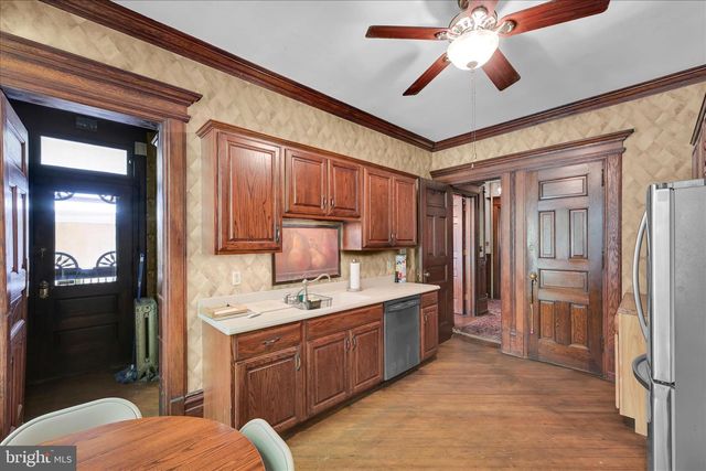 914 W MARKET ST, Pottsville, PA 17901