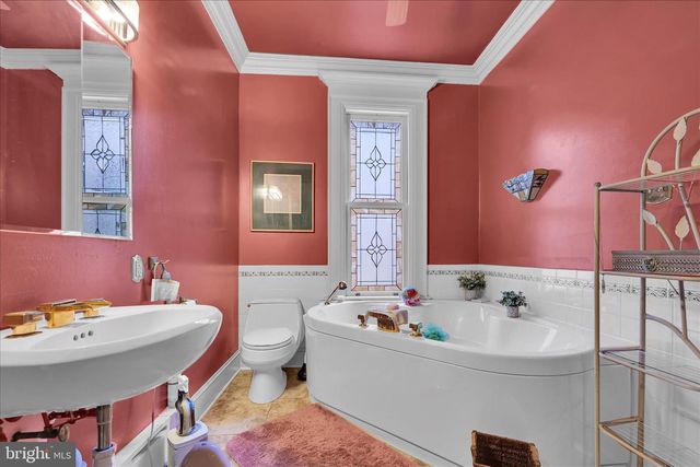 914 W MARKET ST, Pottsville, PA 17901
