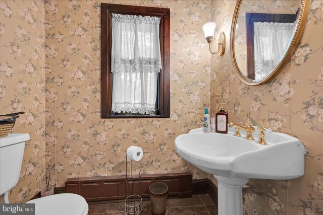 914 W MARKET ST, Pottsville, PA 17901
