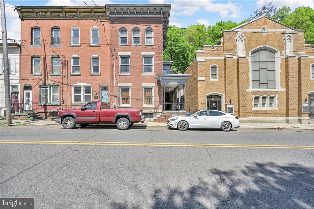 914 W MARKET ST, Pottsville, PA 17901