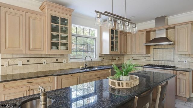 140 Parlin Ln, Watchung Boro, NJ 07069