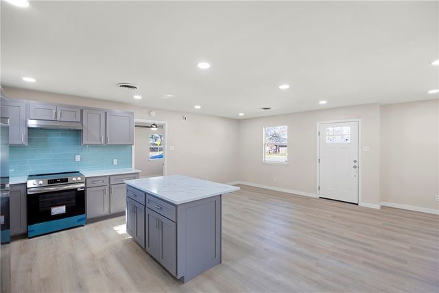 909 W 3rd Place, Russellville, AR 72801