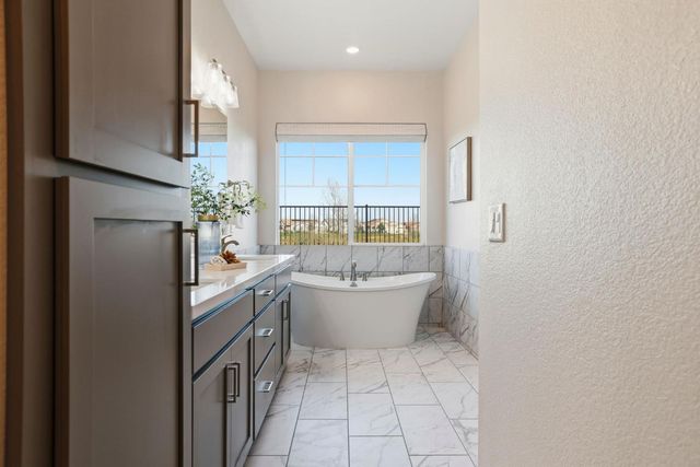 2121 Arbor Ridge Dr, Roseville, CA 95747