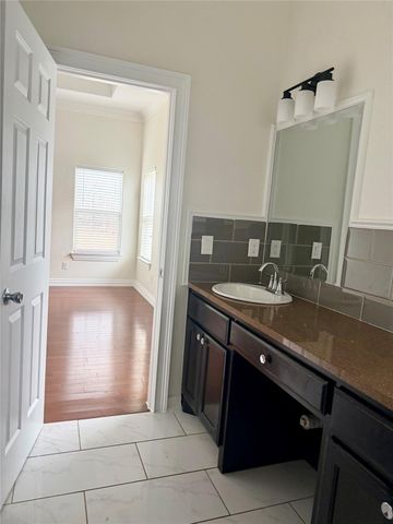 398 Mesa DR B, Del Valle, TX 78617