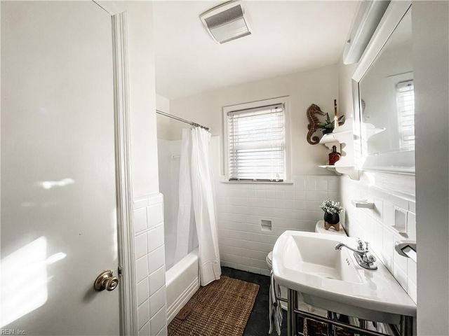 246 A View AVE A, Norfolk, VA 23503