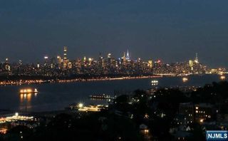 200 Winston Drive 1718, Cliffside Park, NJ 07010