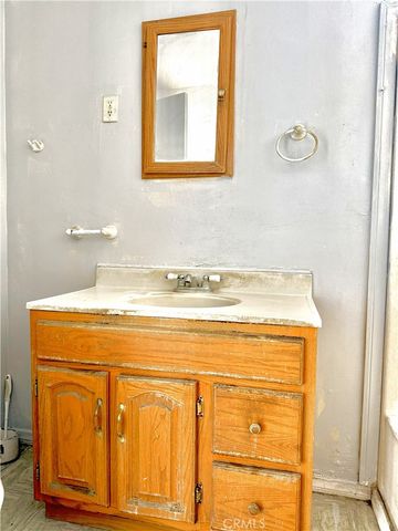 1574 Riverside, Barstow, CA 92311