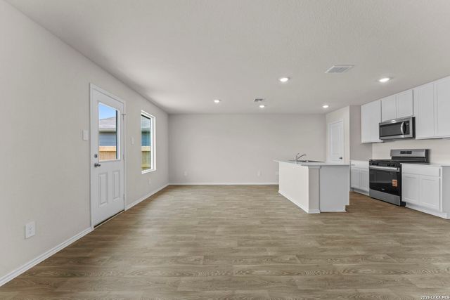 1061 Seedling Ln, Seguin, TX 78155