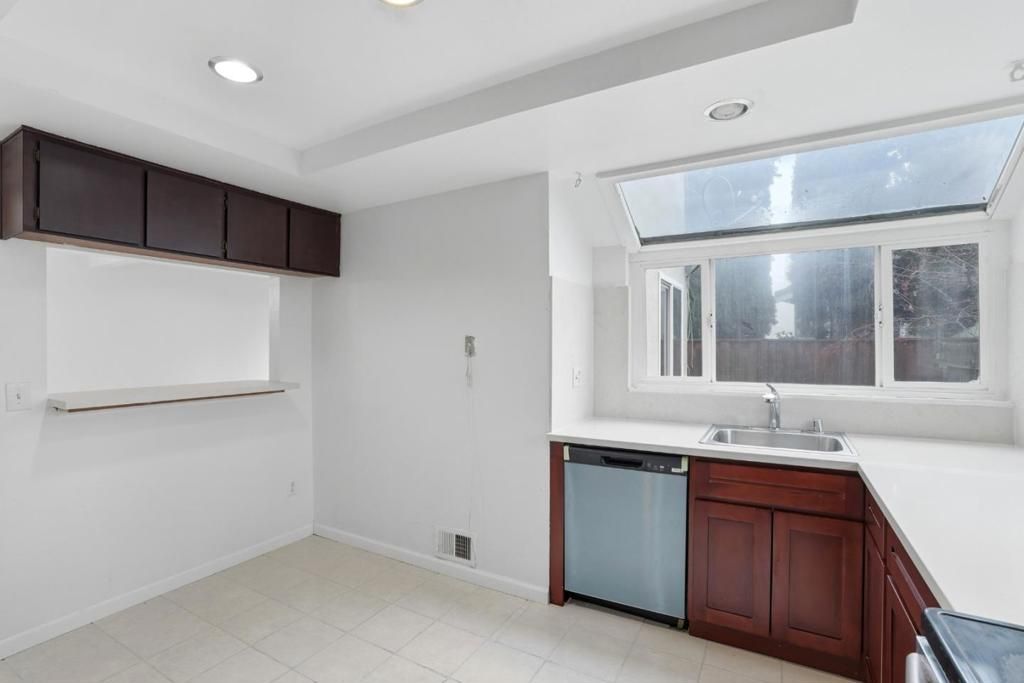 Image 10 of property listing at 161 Edgewater Place, Pittsburg, CA 94565