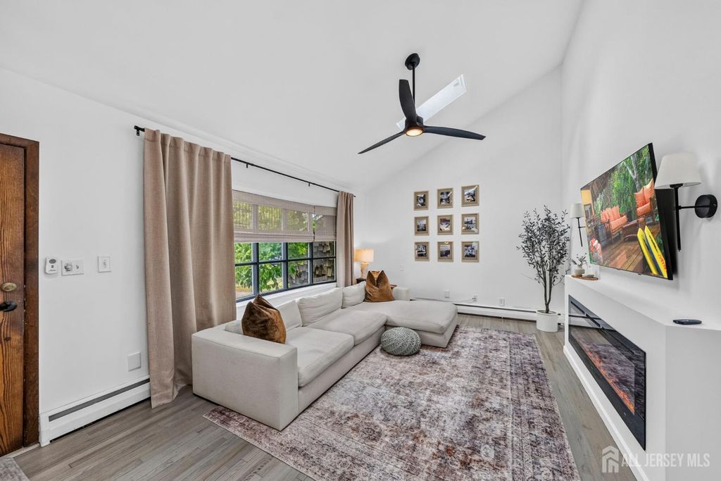 30 Raven Drive, Woodbridge Proper, NJ 07067