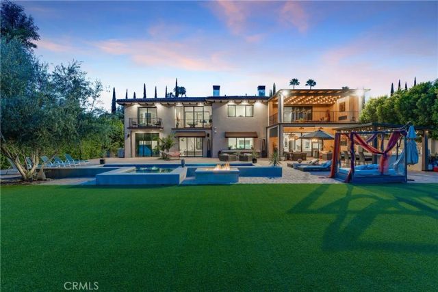 23042 Calvert Street, Woodland Hills, CA 91367