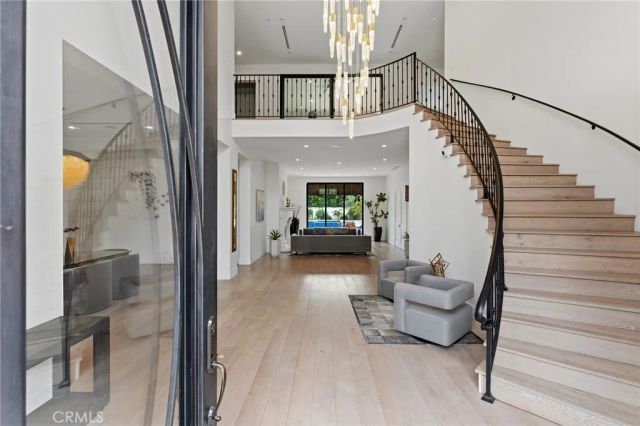 23042 Calvert Street, Woodland Hills, CA 91367