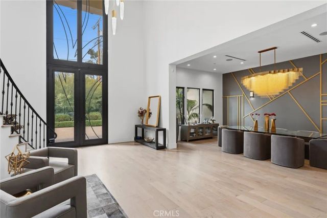 23042 Calvert Street, Woodland Hills, CA 91367