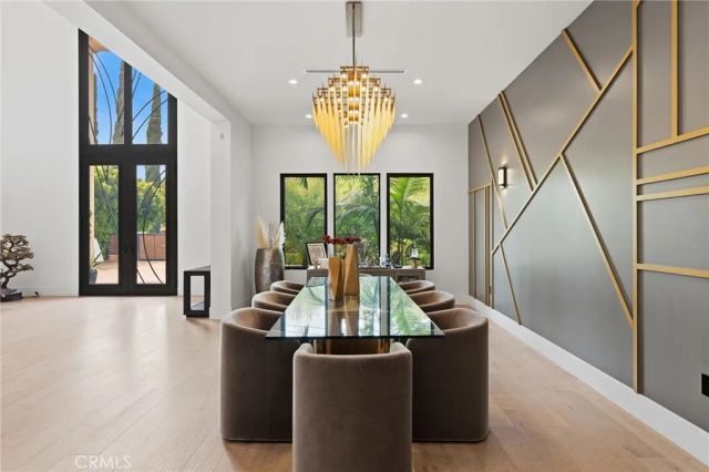 23042 Calvert Street, Woodland Hills, CA 91367