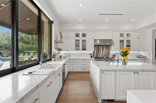 23042 Calvert Street, Woodland Hills, CA 91367