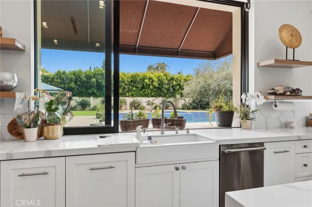23042 Calvert Street, Woodland Hills, CA 91367