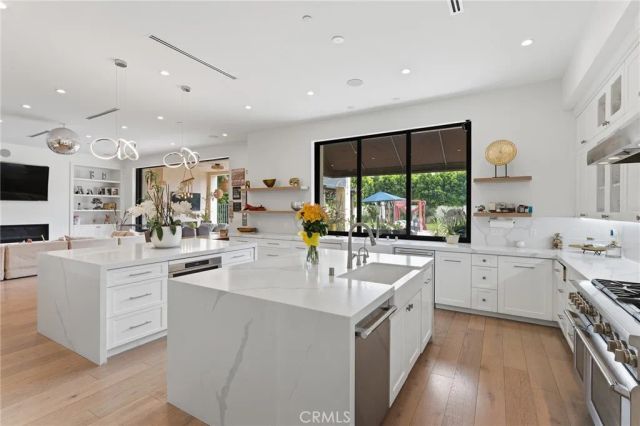 23042 Calvert Street, Woodland Hills, CA 91367