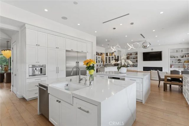 23042 Calvert Street, Woodland Hills, CA 91367