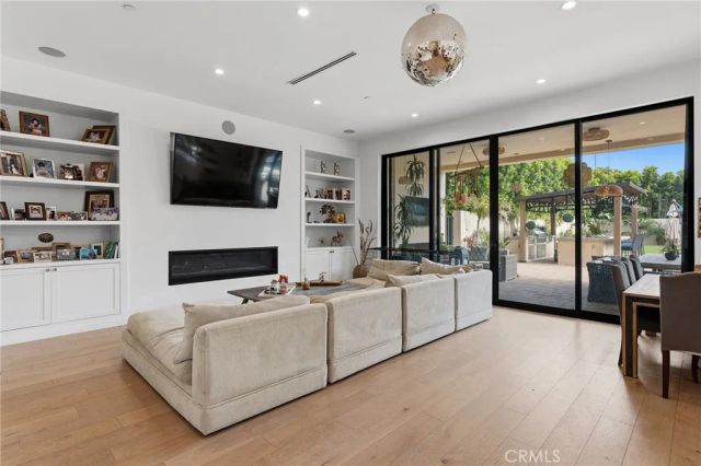 23042 Calvert Street, Woodland Hills, CA 91367