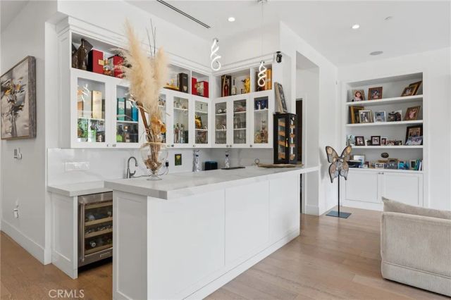 23042 Calvert Street, Woodland Hills, CA 91367