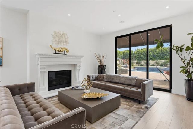 23042 Calvert Street, Woodland Hills, CA 91367