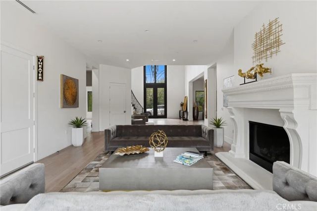 23042 Calvert Street, Woodland Hills, CA 91367