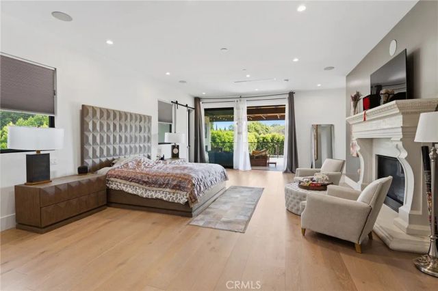 23042 Calvert Street, Woodland Hills, CA 91367
