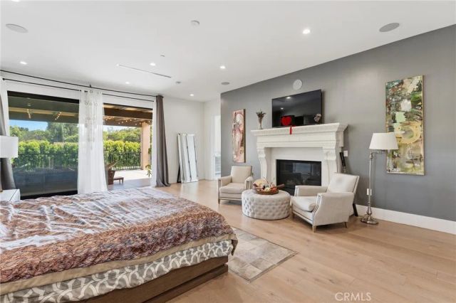 23042 Calvert Street, Woodland Hills, CA 91367