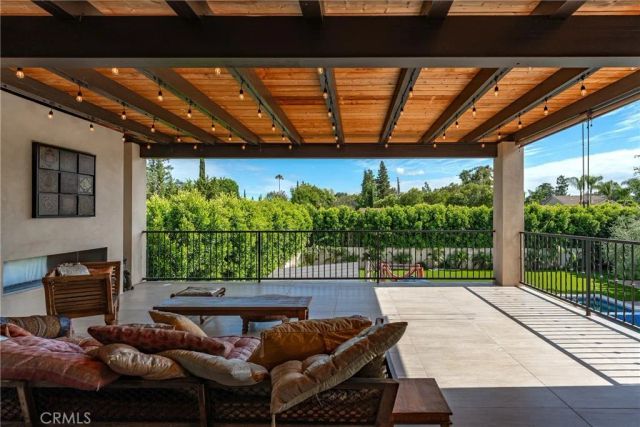 23042 Calvert Street, Woodland Hills, CA 91367