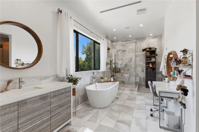 23042 Calvert Street, Woodland Hills, CA 91367