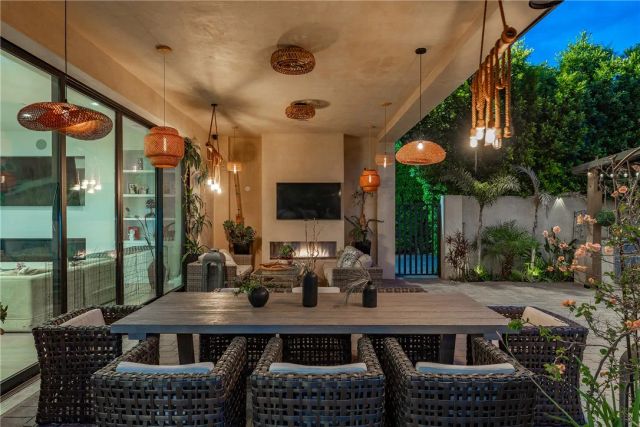 23042 Calvert Street, Woodland Hills, CA 91367