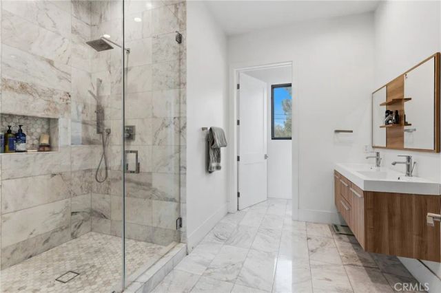 23042 Calvert Street, Woodland Hills, CA 91367