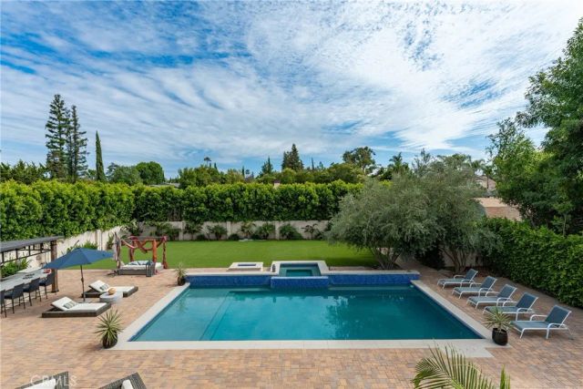 23042 Calvert Street, Woodland Hills, CA 91367