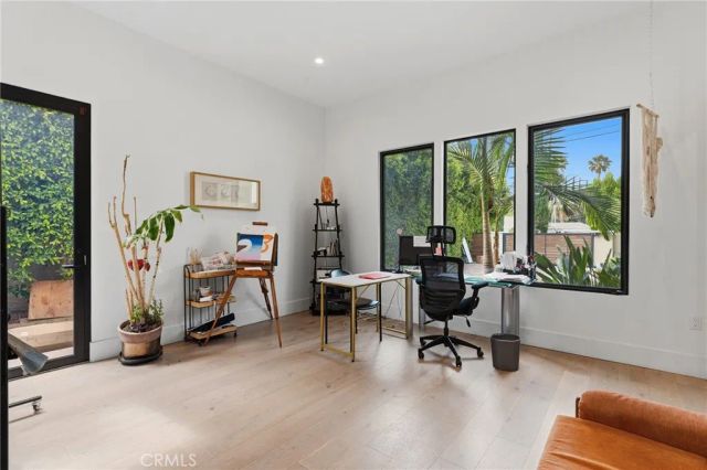 23042 Calvert Street, Woodland Hills, CA 91367