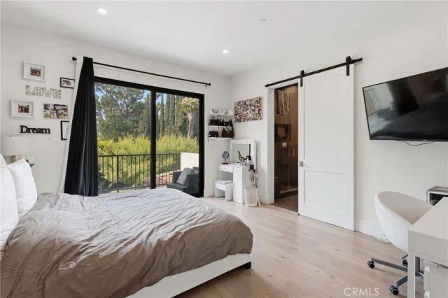 23042 Calvert Street, Woodland Hills, CA 91367