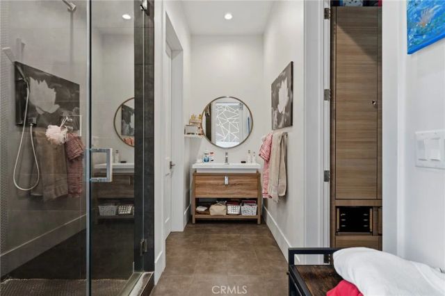 23042 Calvert Street, Woodland Hills, CA 91367
