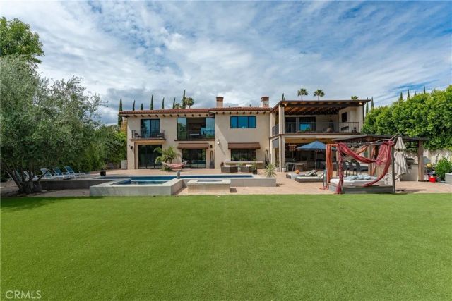 23042 Calvert Street, Woodland Hills, CA 91367