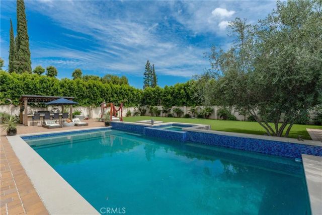 23042 Calvert Street, Woodland Hills, CA 91367