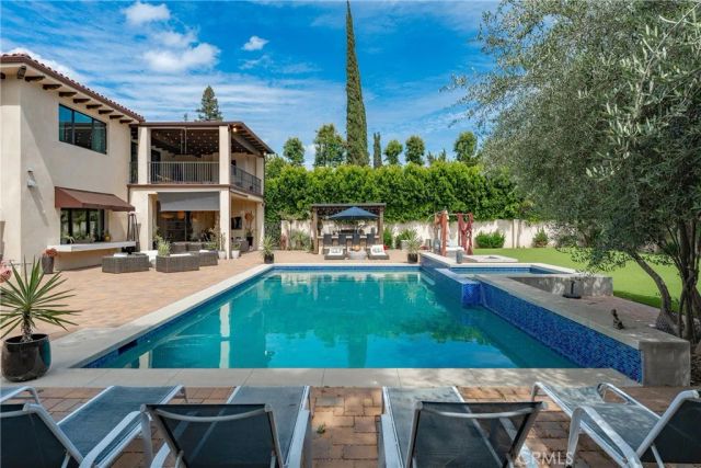 23042 Calvert Street, Woodland Hills, CA 91367