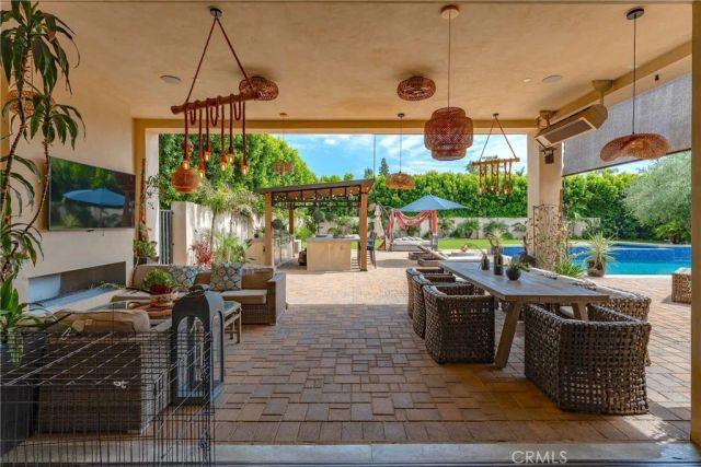 23042 Calvert Street, Woodland Hills, CA 91367