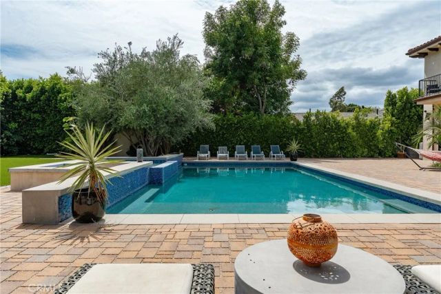 23042 Calvert Street, Woodland Hills, CA 91367