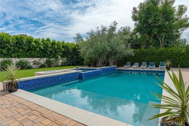 23042 Calvert Street, Woodland Hills, CA 91367