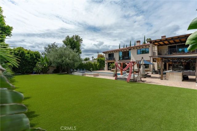 23042 Calvert Street, Woodland Hills, CA 91367
