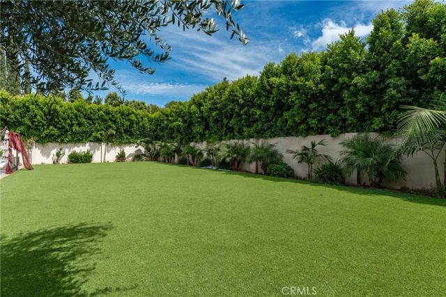 23042 Calvert Street, Woodland Hills, CA 91367