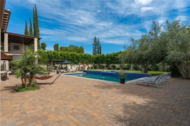 23042 Calvert Street, Woodland Hills, CA 91367