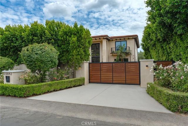 23042 Calvert Street, Woodland Hills, CA 91367