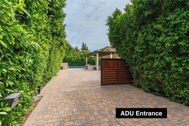 23042 Calvert Street, Woodland Hills, CA 91367
