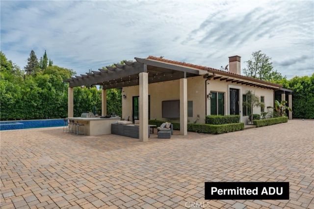 23042 Calvert Street, Woodland Hills, CA 91367