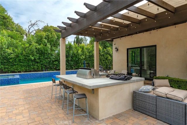 23042 Calvert Street, Woodland Hills, CA 91367